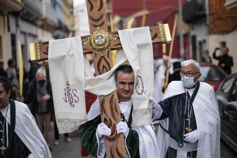 Integrantes de una cofradía de la Semana Santa de los poblados marítimos de Valencia participan en las procesiones del Domingo de Ramos.