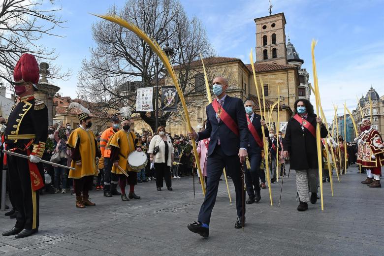 El alcalde de León, José Antonio Diez participa en la procesión del Domingo de Ramos en León