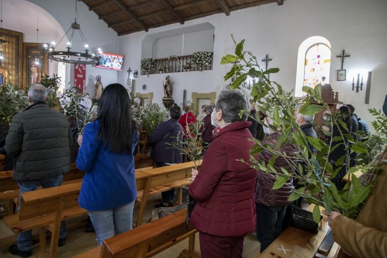 Un grupo de feligreses en la Santa Misa el Domingo de Ramos, en la iglesia San Tirso en Palas de Rei, Lugo