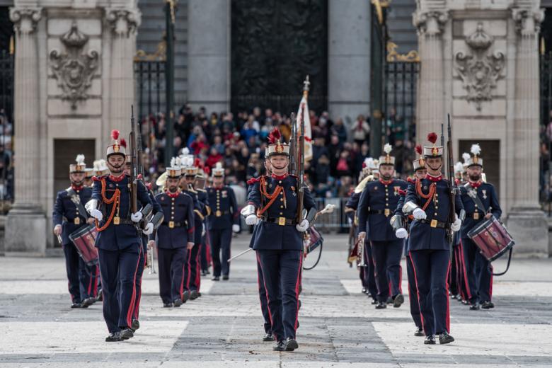La Guardia Real entrante en la plaza de la Armería del Palacio Real de Madrid por la puerta de la Catedral de La Almudena