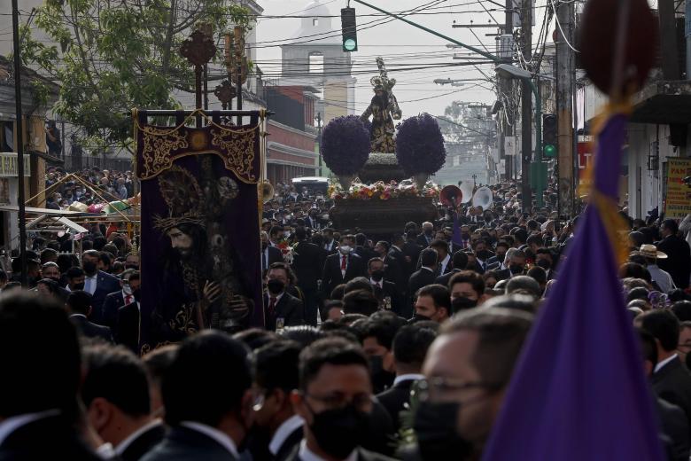 Fieles católicos cargan la procesión de La Reseña con la imagen de Jesús de La Merced este martes santo, en Ciudad de Guatemala (Guatemala)