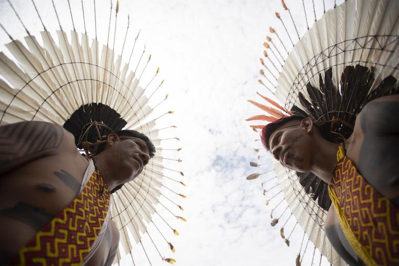 Indígenas de diversas etnias permanecen reunidos en la Explanada de los Ministerios donde se celebra el campamento por la tierra libre, en Brasilia (Brasil)