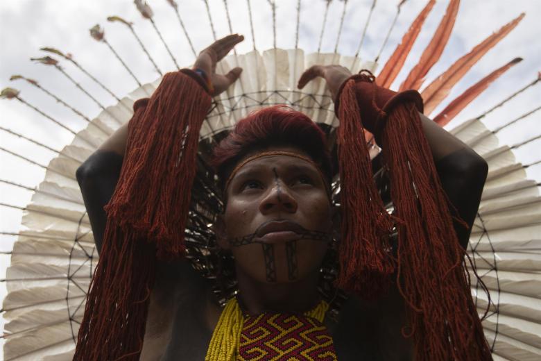 Detalle de los elementos tradicionales que usa un indígenas durante la reunión de diversas etnias en la Explanada de los Ministerios, donde se celebra el campamento por la tierra libre, hoy, en Brasilia