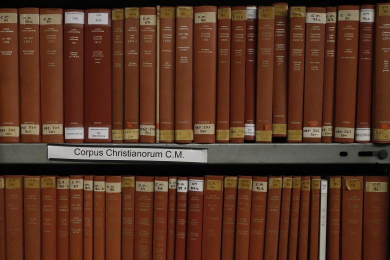 Más de 370.000 volúmenes, entre ellos 112 incunables (libros impresos antes de 1501), 625 manuscritos y cerca de 36.000 editados entre el s.XVI y XIX, llenan las estanterías de la Biblioteca Pública Episcopal del Seminario de Barcelona