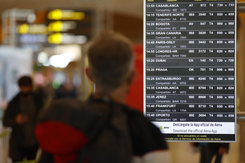 Un viajero revisa un panel de información en el Aeropuerto Adolfo Suárez Madrid-Barajas este miércoles
