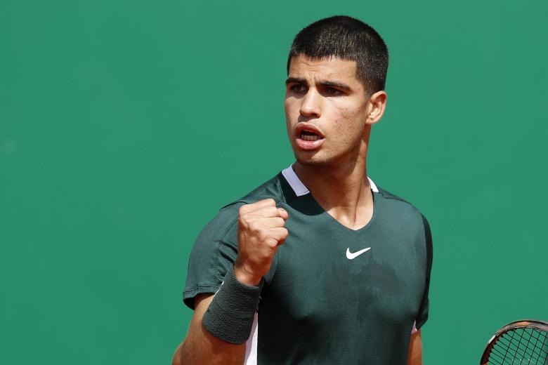 El tenista español Carlos Alcaraz, este miércoles durante su partido de segunda ronda contra Sebastian Korda de EE.UU. en el torneo de tenis Monte-Carlo Rolex Masters en Roquebrune Cap Martin