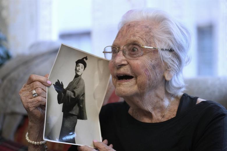 Lolita Laporta, la ex modelo de Balenciaga, tras soplar las velas del pastel que marcan los 103 años que esta veteranísima maniquí -así se llamaban entonces-, cumple hoy en su piso de Barcelona, donde aún se maneja sola