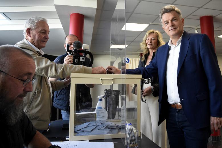 El excandidato presidencial del Partido Comunista Francés (PCF), Fabien Roussel, emite su voto para la segunda ronda de las elecciones presidenciales en un colegio electoral de Saint-Amand-les-Eaux