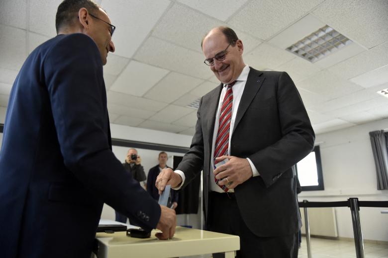 El primer ministro francés, Jean Castex, emite su voto en un colegio electoral en Prades