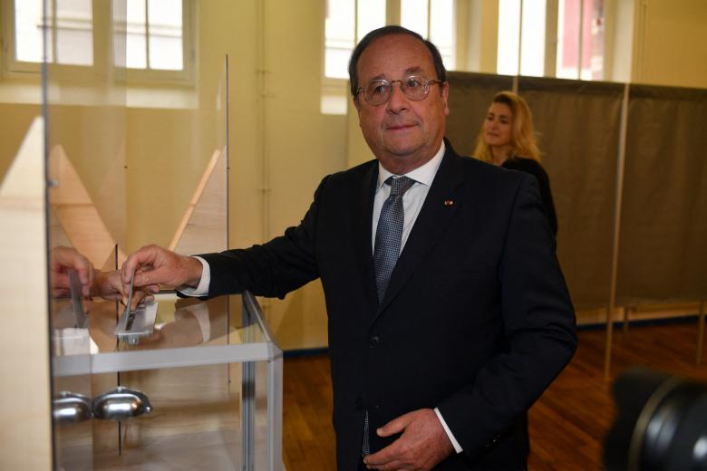 El expresidente francés Francois Hollande emite su voto en un colegio electoral en Tulle