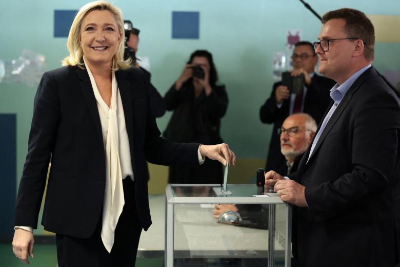 La candidata presidencial del partido francés Renovación Nacional (RN), Marine Le Pen, emite su voto en un colegio electoral en Henin-Beaumont, en el norte de Francia