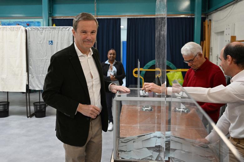 El presidente del partido de extrema derecha francés Debout La France (DLF) y excandidato presidencial Nicolas Dupont-Aignan emite su voto en un colegio electoral de Yerres, suburbios del sureste de París.