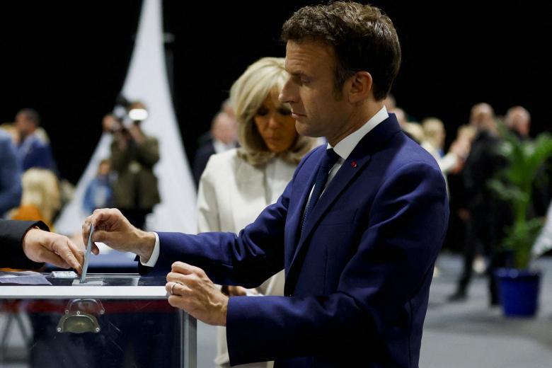El presidente francés, Emmanuel Macron, candidato a su reelección, votó en un colegio electoral en Le Touquet, en el norte de Francia