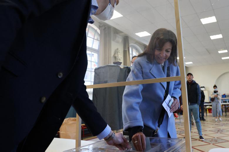 La alcaldesa del Partido Socialista Francés (PS) de París y excandidata presidencial Anne Hidalgo emite su voto en un colegio electoral en París.