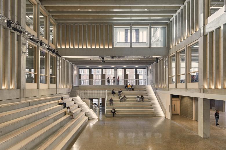 2022: La Town House de la Universidad de Kingston, en Londres. Obra de Yvonne Farrell y Shelley McNamara, las arquitectas irlandesas fundadoras del estudio Grafton Architects