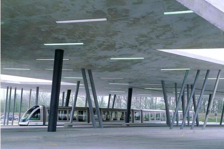2003: Aparcamiento y Terminal Hoenheim Norte, en Francia. Obra de Zaha Hadid