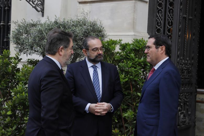 El presidente de la CEOE, Antonio GAramendi, conversa con Alfonso Bullón de Mendoza y Bieito Rubido antes del acto en el Hotel Four Seasons