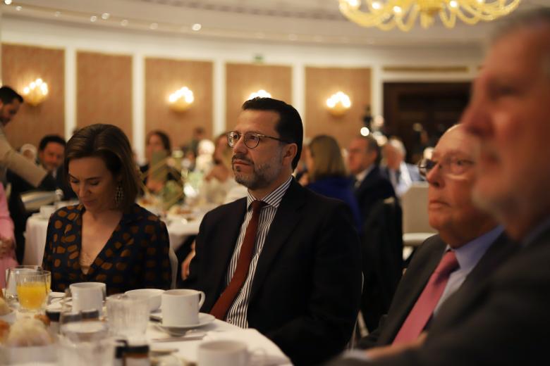 Javier Fernández-Lasquetty, consejero de Hacienda de la Comunidad de Madrid, compartiendo mesa con Cuca Gamarra, secretaria general del PP, y Marcelino Oreja