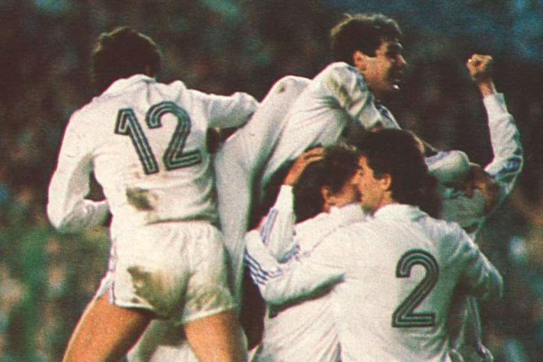 Los jugadores del Real Madrid celebran la victoria contra el Inter en 1986