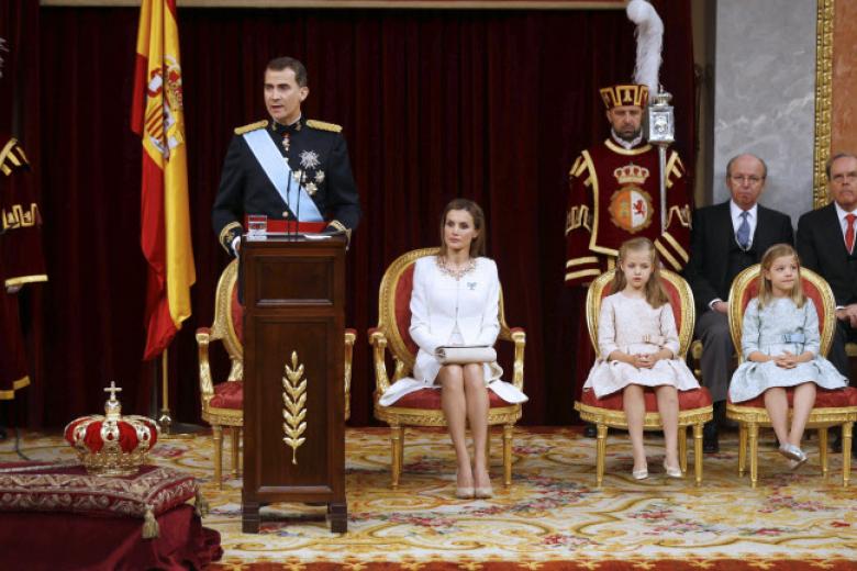 Don Felipe, junto a Doña Letizia y sus hijas en el Parlamento el día de su proclamación como Rey de España