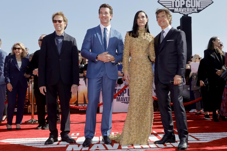 Jerry Bruckheimer, Miles Teller, Jennifer Connelly y Tom Cruise posan para los medios congregados en el estreno mundial de Top Gun: Maverick