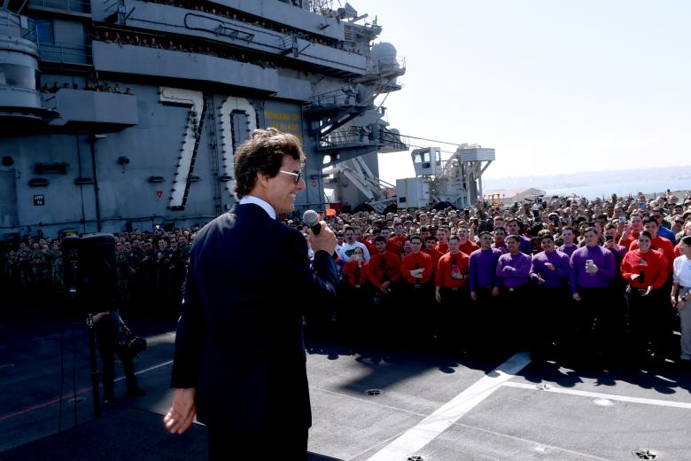 Tom Cruise habla a los asistentes a la premiere mundial de Top Gun