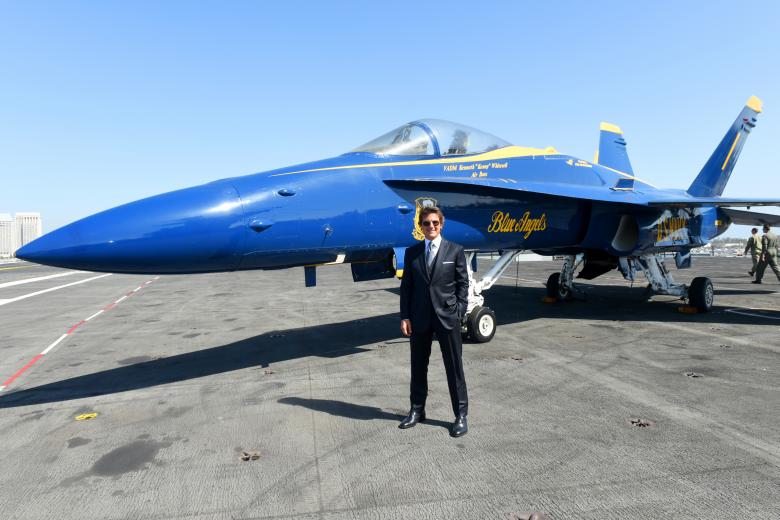 Tom Cruise posa junto a un avión de los Blue Angel, el escuadrón de acrobacias de la Marina estadounidense