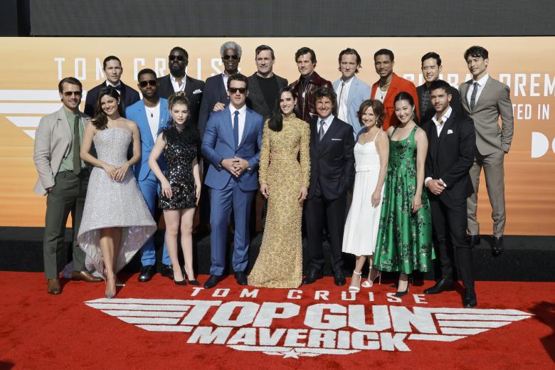 Foto de familia en el estreno de Top Gun. Glen Powell, Monica Barbaro, Danny Ramirez, Jay Ellis, Lyliana Wray, Bashir Salahuddin, Miles Teller, Charles Parnell, Jon Hamm, Jennifer Connelly, Jake Picking, Tom Cruise, Lewis Pullman, Jean Louisa Kelly, Greg Tarzan Davis, Kara Wang, Raymond Lee, Jack Schumacher y Manny Jacinto.