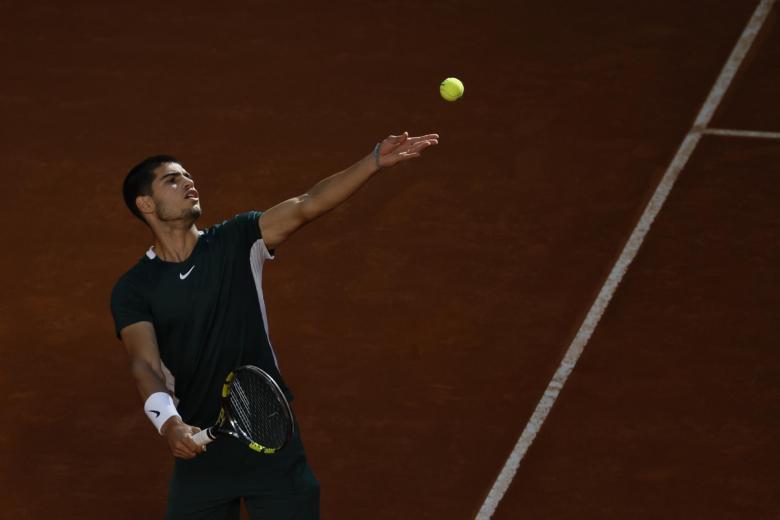 El tenista español Carlos Alcaraz realiza un saque en el torneo Mutua Madrid Open