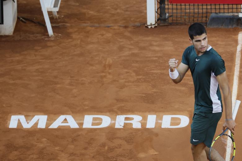 Carlos Alcaraz celebra un punto durante la final del Mutua Madrid Open contra Zverev