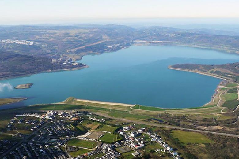 El lago de Puentes de García Rodríguez, también llamado lago de As Pontes es un lago artificial situado en la localidad de Puentes de García Rodríguez, en la provincia de La Coruña, España