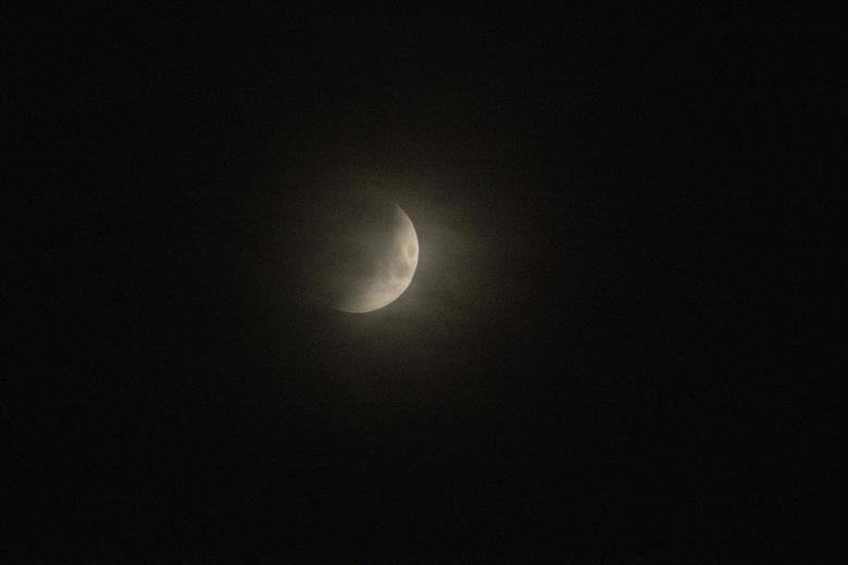 La Luna en el momento de eclipsarse, un fenómeno astronómico que es visible en gran parte del mundo (en la mayor parte de Europa, África y América).Un fenómeno astronómico que volverá a repetirse en algunas regiones del mundo el próximo 8 de noviembre, pero en España no se producirá un evento similar hasta el 14 de mayo de 2025