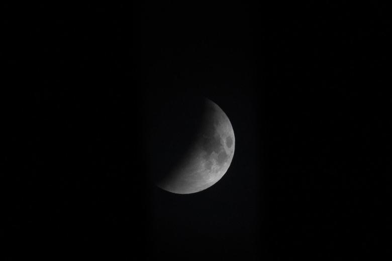 Vista de la Luna tomada desde Pamplona, durante el eclipse total registrado durante la madrugada de este lunes