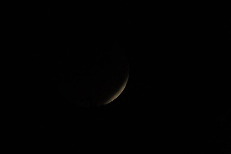 Vista de la Luna tomada desde Pamplona, durante el eclipse total registrado durante la madrugada de este lunes