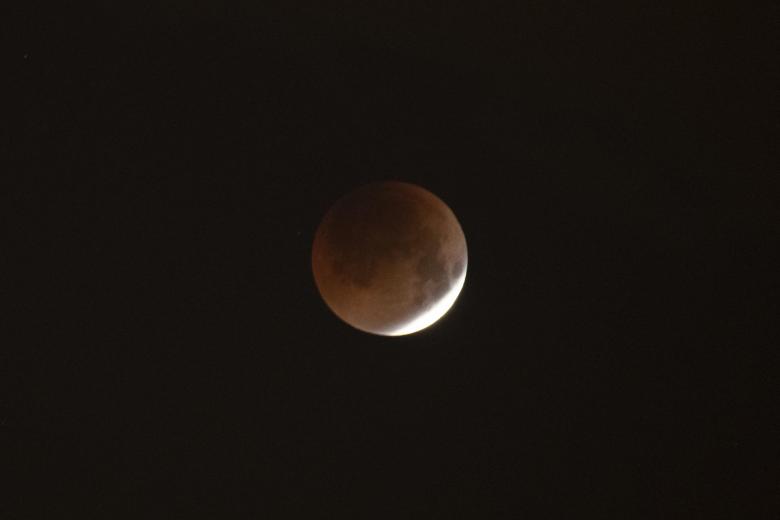 Vista del eclipse total de Luna, registrado la madrugada de este lunes