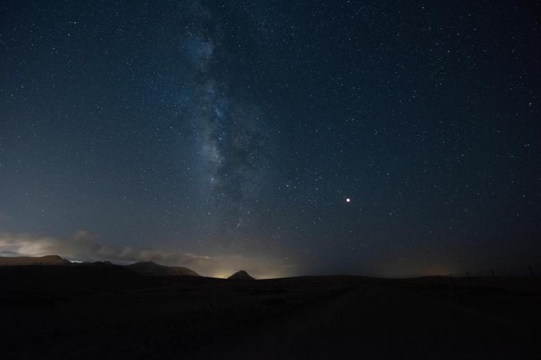 La Vía Láctea sobre la montaña de Tindaya, en Fuerteventura, durante el eclipse total de la Luna en la madrugada de este lunes