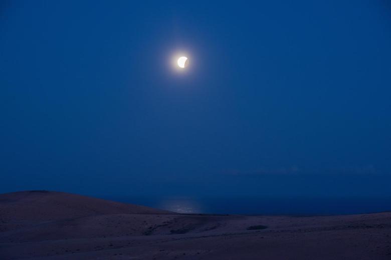 Últimos momentos del eclipse de luna visto desde la localidad de Tindaya, en Fuerteventura