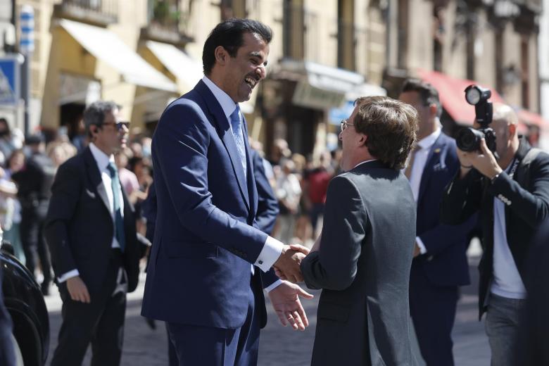 El alcalde de Madrid, José Luis Martínez-Almeida (d), recibe al emir de Catar, Tamim bin Hamad al Thani (i), antes de hacerle entrega de la Llave de Oro de la Villa de Madrid en la casa de la Villa