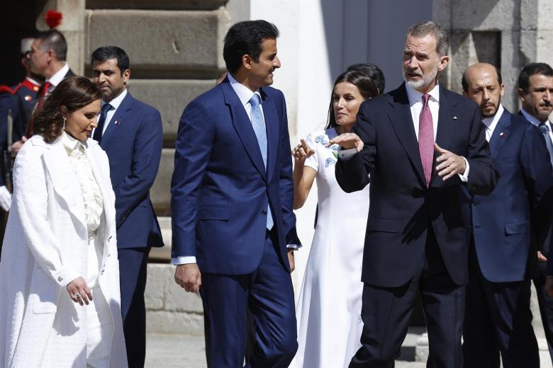 Los reyes Felipe y Letizia reciben al emir de Catar, el jeque Tamim Bin Hamad Al Thani (2i), y a su esposa, Jawaher Bint Hamad Bin Suhaim Al Thani (i), este martes en el Palacio Real con motivo de su visita de Estado a España