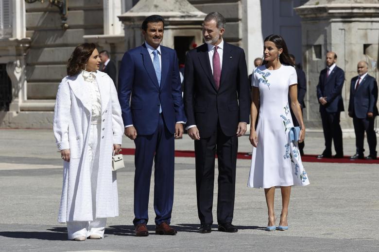 Los reyes Felipe y Letizia posan con el emir de Catar, el jeque Tamim Bin Hamad Al Thani (2i), y a su esposa, Jawaher Bint Hamad Bin Suhaim Al Thani (i), tras recibirles con honores militares este martes en el Palacio Real