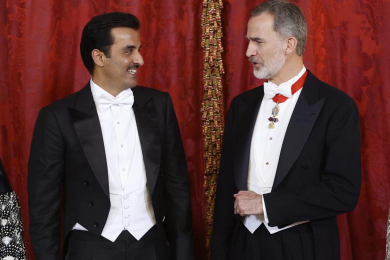 El rey Felipe VI (d) y el emir de Qatar, Tamim bin Hamad Al Thani, antes de la cena de gala que los monarcas españoles ofrecen al mandatario de Catar y a su esposa, hoy martes en el Palacio Real, en Madrid.