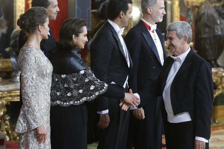 La jequesa Jawaher Bint Hamad Bin Suhaim Al Thani (2i) saluda al presidente de RTVE José Manuel Pérez Tornero (d), acompañada por su marido, el emir de Qatar Tamim bin Hamad Al Thani (3d), y por los reyes de España Felipe VI (2d) y Letizia (i)