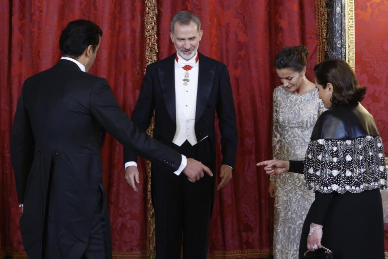El emir de Qatar Tamim bin Hamad Al Thani (i) saluda a la presidenta del banco de Santander Ana Botín (d), acompañado por el rey Felipe VI (c), antes de la cena de gala que los monarcas españoles ofrecen al mandatario qatarí y a su esposa, hoy martes en el Palacio Real, en Madrid