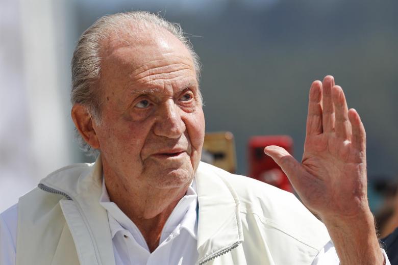 Don Juan Carlos se ha detenido a saludar a la multitud congregada para recibirlo