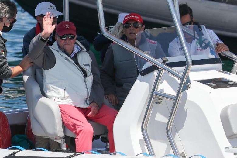 Don Juan Carlos sigue las regatas desde una lancha