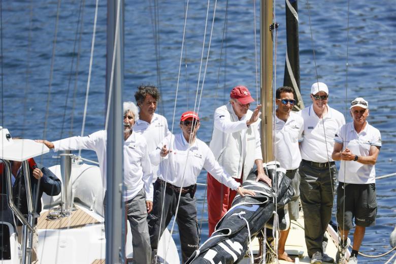El rey emérito Juan Carlos I (c) junto a la tripulación del "Bribón" para competir en el trofeo InterRías de la clase 6m