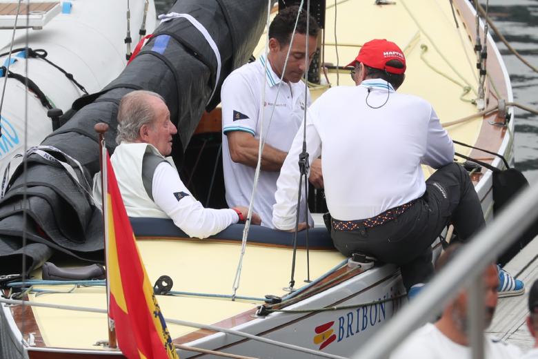 Don Juan Carlos charla con Pedro Campos a bordo del Bribón