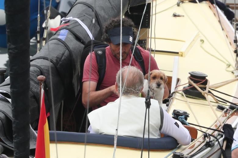 Un perrito ha entretenido al Rey tras la suspensión de la regata por falta de viento