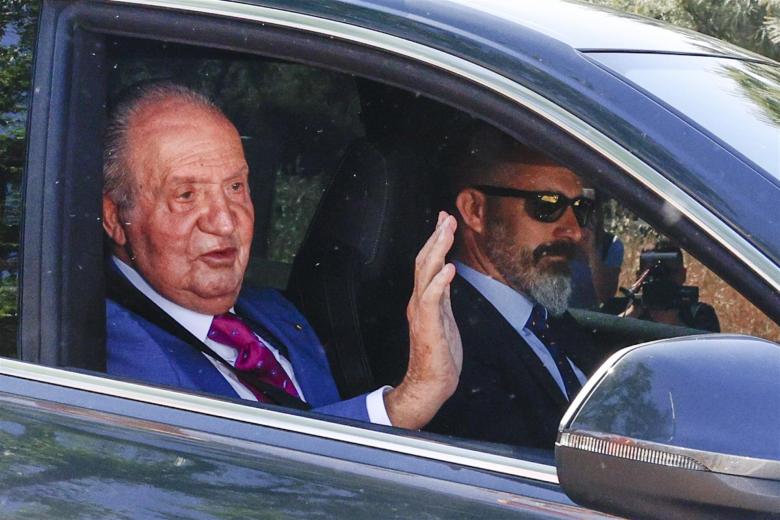 Don Juan Carlos, recibido por sus simpatizantes con aplausos y banderas a las puertas de Zarzuela