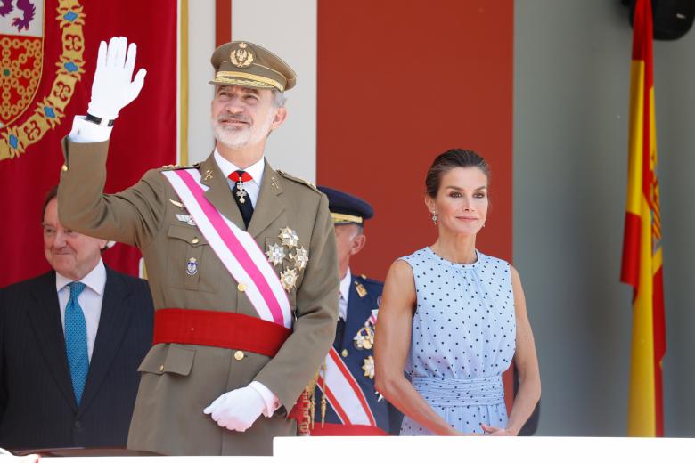El Rey Felipe VI saluda desde el palco del desfile de las Fuerzas Armadas en Huesca